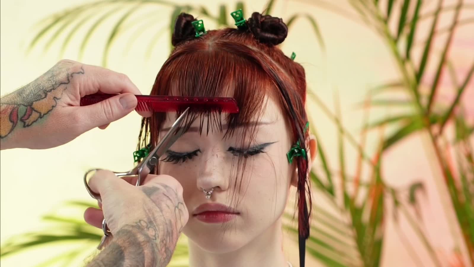 Fodrász munka közben a Haute Couture Academy szalonjában